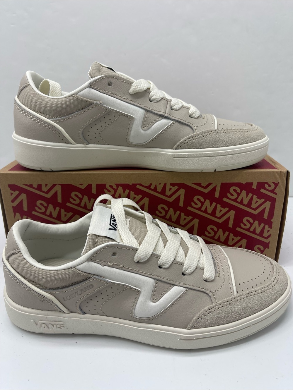 Vans WMNS Sz 5 Lowland Cc Jmp R Court French Oak
VN0007P2BLL Sneakers